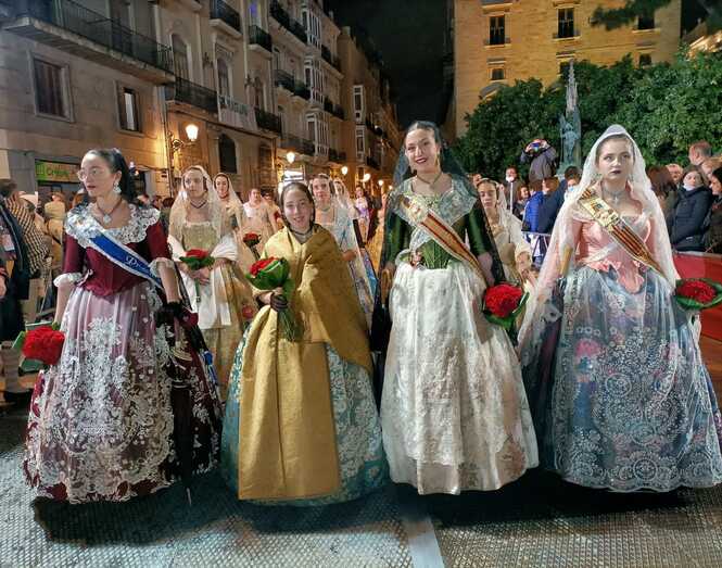 Las representantes de les Fogueres de Xàbia participan en la ofrenda de las Fallas de València
