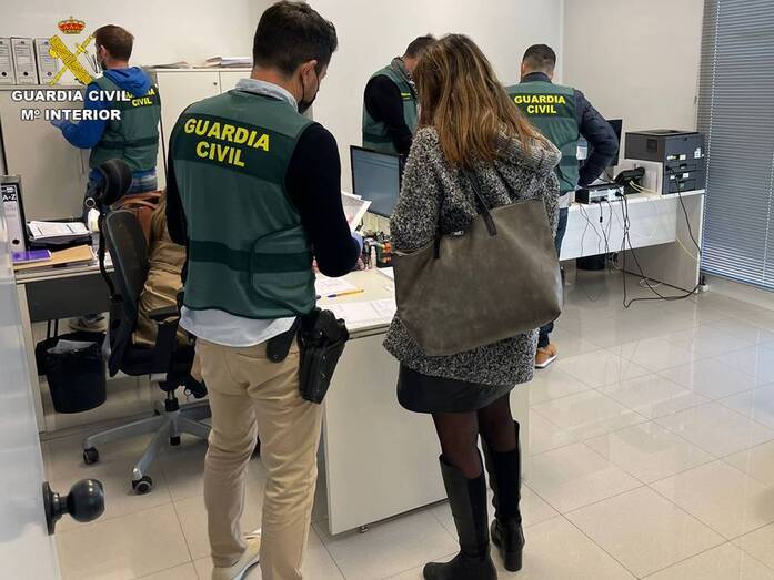 La investigación conjunta del equipo Roca de la Guardia Civil de Calpe y el de la Policía Judicial de Jávea culmina con la detención de un empresario por un delito contra los derechos de los trabajadores