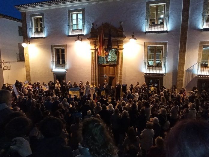 Cientos de personas se concentran en Xàbia en apoyo a los ucranianos y como acto de condena a la invasión por parte de Rusia