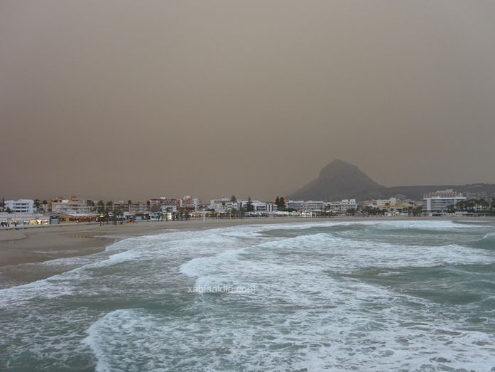 Una nube de polvo en suspensión cubre la Marina Alta