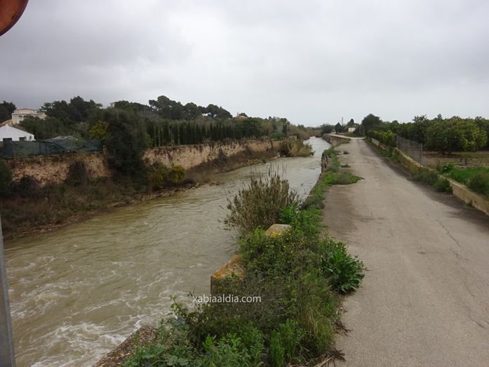 Las fuertes lluvias registradas en el interior de la Marina llenan de agua el seco cauce del Gorgos