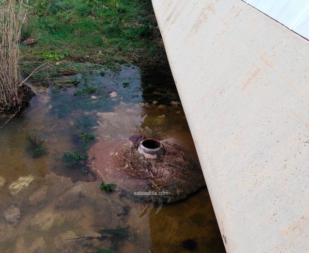 Una alcantarilla abierta bajo la Vía Augusta expulsa al mar cientos de toallitas