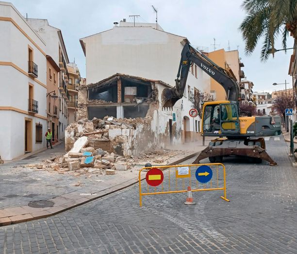 Tiran, con todos los permisos municipales, la casa del final de la calle Roques esquina Ronda Sur