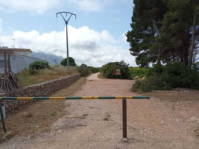 Iberdrola deberá esperar al 30 de junio para soterrar la línea eléctrica que cruza Les Planes de Xàbia hasta el faro del Cap de Sant Antoni