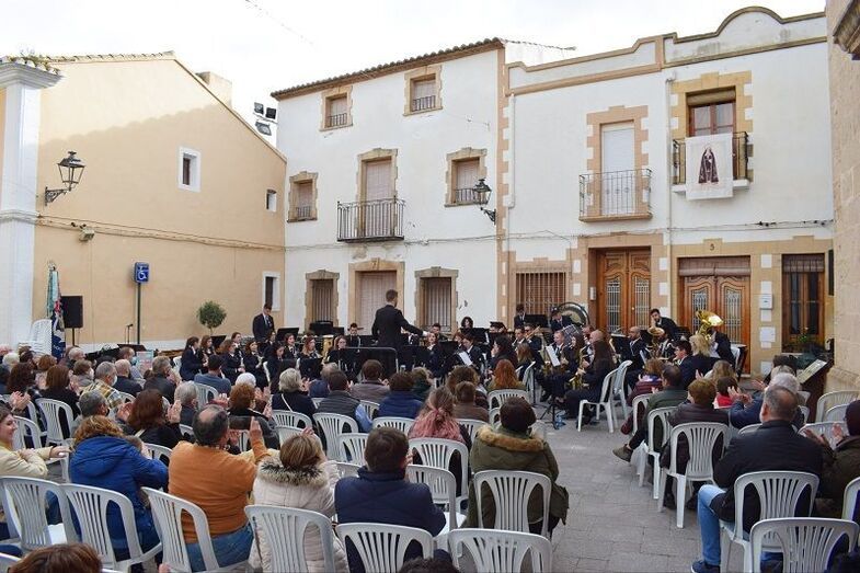 Benitatxell recuerda su desaparecida fiesta de Moros i Cristians con un concierto de música festera
