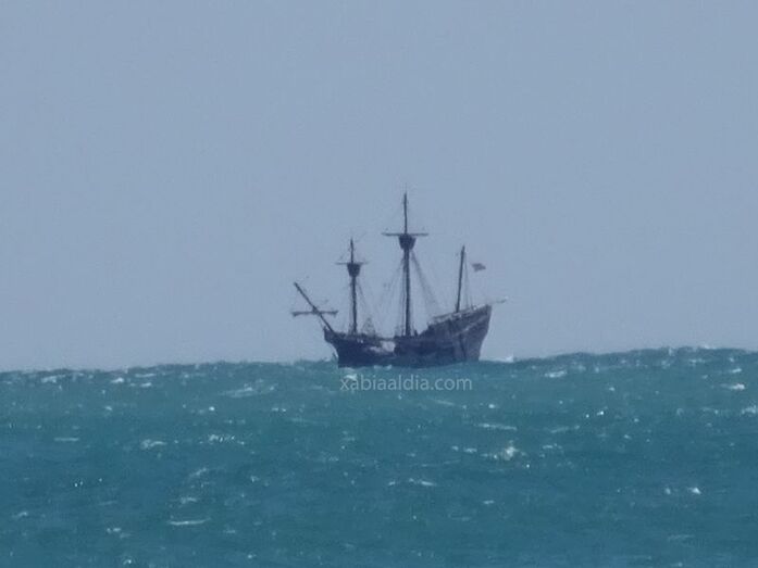 La réplica de la Nao Victoria se deja ver en el horizonte de Xàbia, en su travesía a Gandia