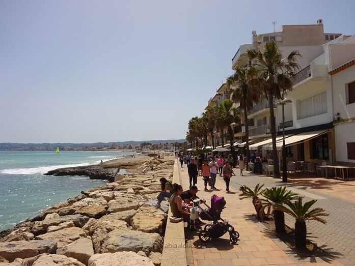 Terrazas llenas, gente en la playa y buen tiempo