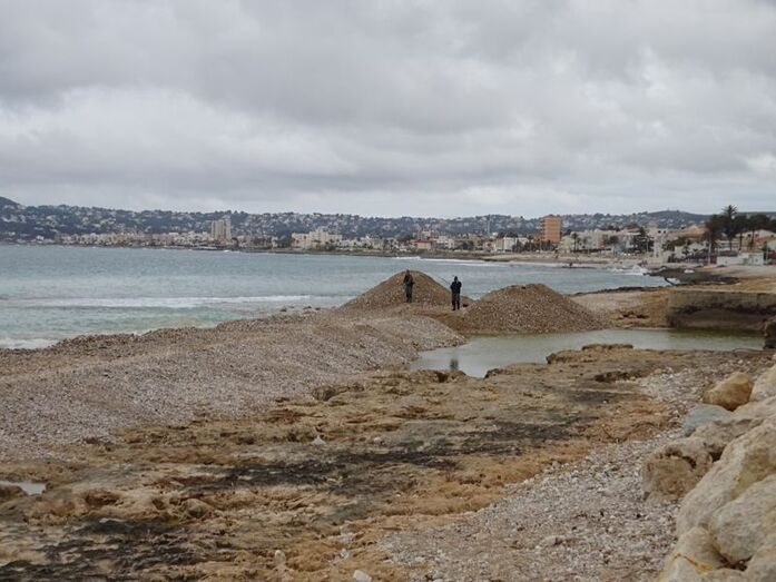 Playas traslada los cantos rodados de la desembocadura del río Gorgos