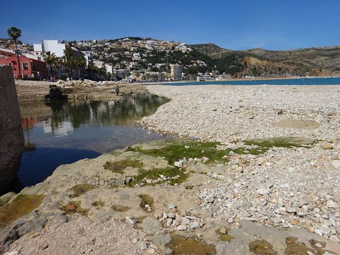 Una montaña de cantos rodados transforma la desembocadura del Gorgos en una nueva playa