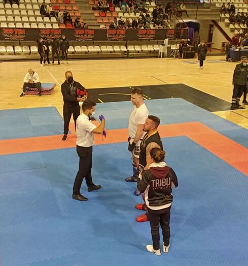 Scott Watson y Miguel Pérez, copan el podio en una competición de Kick Boxing