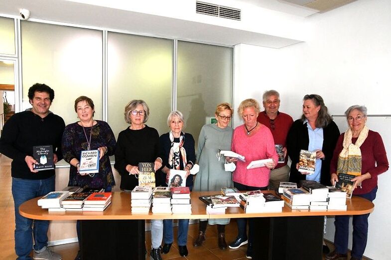 La Biblioteca de Xàbia refuerza su sección internacional con novedades bibliográficas