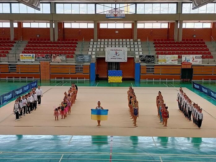 Exhibición solidaria de los gimnastas del CD Montgó Xàbia