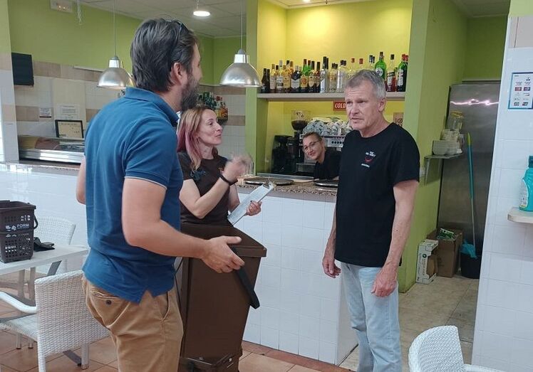 Benitatxell forma a sus comercios y bares para instaurar la recogida puerta a puerta de las cinco fracciones de residuos