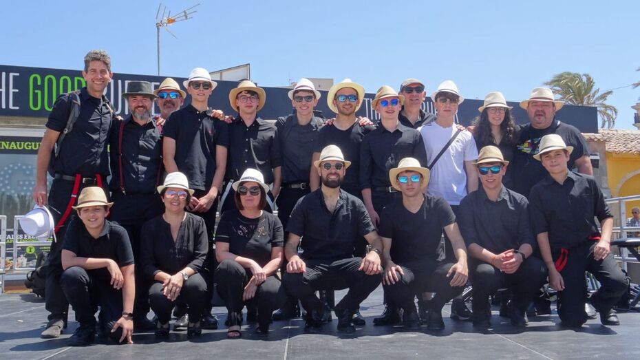 La Big Band de Xàbia demuestra su talento en la Playa de El Arenal