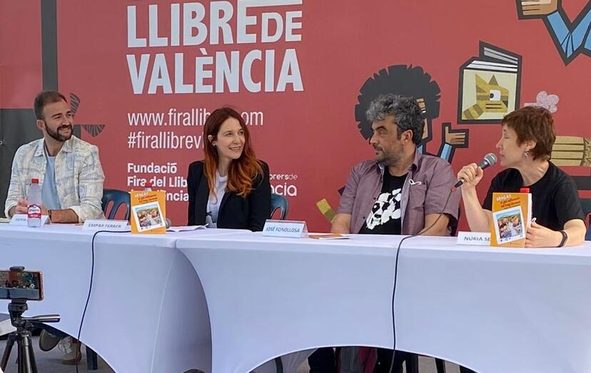 El gato más popular de Benitatxell se da un baño de masas en la Fira del Llibre de València
