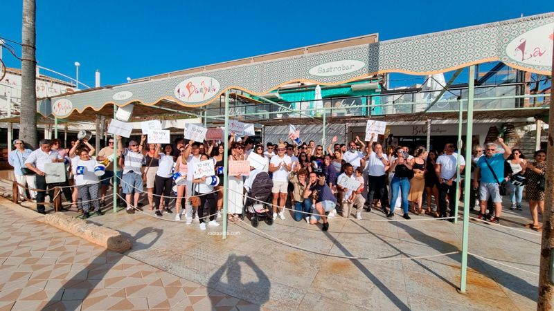 Javeacompany congrega a más de 300 personas en una cacerolada contra el cierre de sus locales