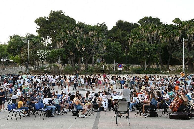 Alumnos de los colegios Graüll, Mediterrània y Trenc d'Alba de Xàbia participan junto a la banda en l'Escola Canta