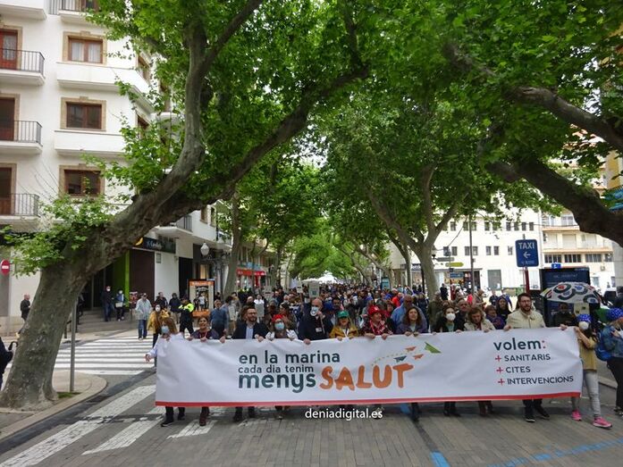 La lluvia no agua la manifestación de los trabajadores de la sanidad de la Marina Alta