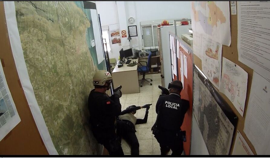 La Policía Local de Xàbia se instruye para responder mejor ante una amenaza en un centro escolar
