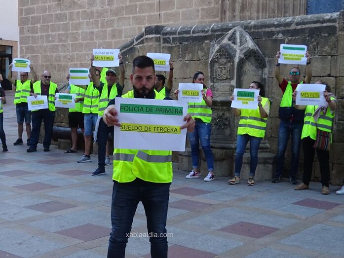 La Policía Local de Xàbia realiza una sonora pitada en la previa del pleno del Ayuntamiento