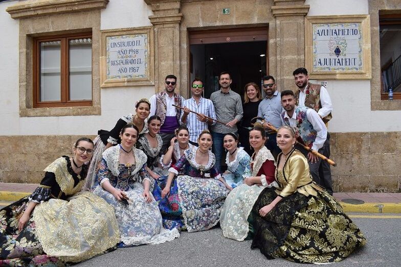 El alcalde de San Pancracio de Benitatxell ordena que los vecinos y vecinas lleven ‘cholas’, las chanclas típicas de playa