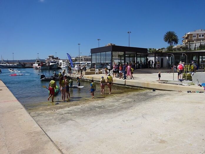 175 personas se acercan a los deportes del mar en la jornada de Puertas abiertas del Club Náutico Jávea
