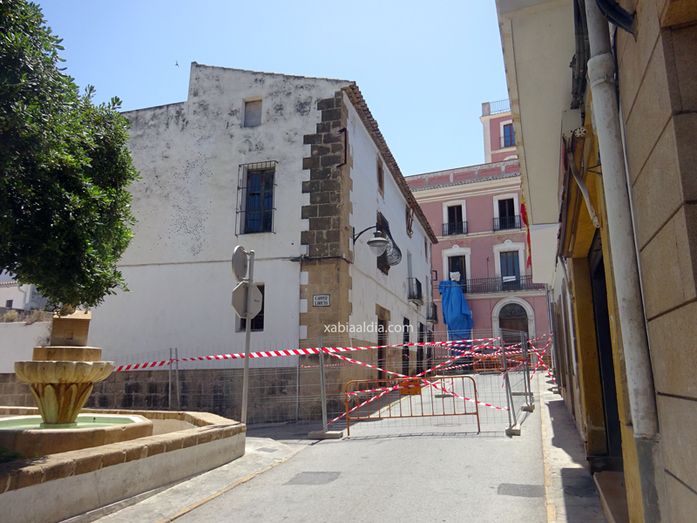 Cerrado el carrer Escoles ante el elevado riesgo de desprendimientos en la Casa Candelaria Cerrado el carrer Escoles ante el elevado riesgo de desprendimientos en la Casa Candelaria