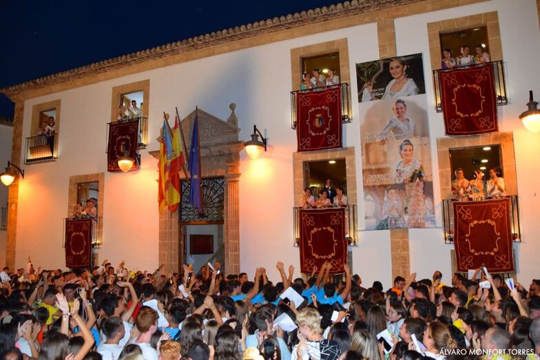 Xàbia arranca las fiestas de Sant Joan con el Pregón al unísono de cuatro Regines de la Foguera