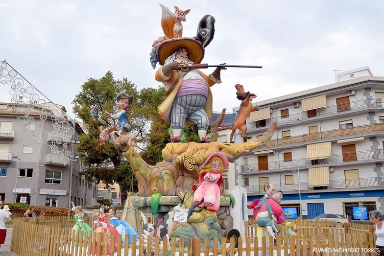 La Foguera Central hace un repaso satírico a los temas más candentes del último año en Xàbia
