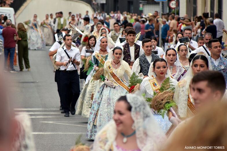 Lluvia de claveles en la histórica primera jornada de ofrenda de flores a Sant Joan