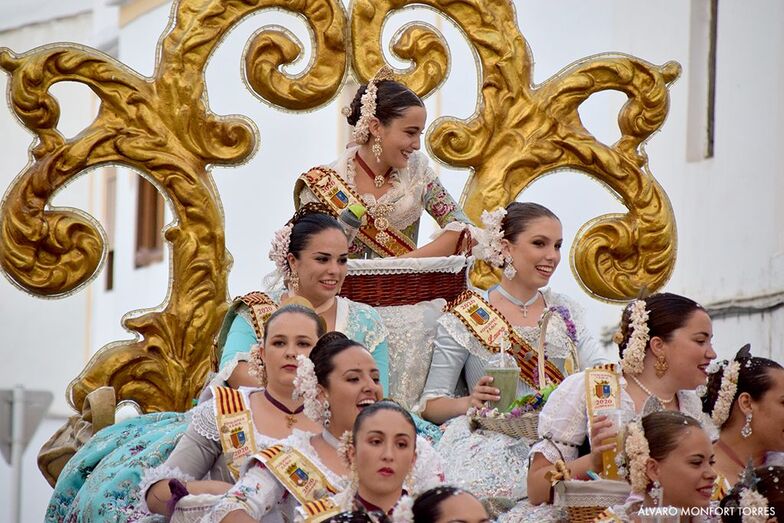 Mucha diversión y confeti en el primer día de carrozas de les Fogueres 2022