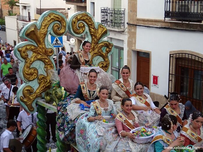 Caramelos, diversión y confeti en el segundo día de cabalgata de carrozas en Xàbia