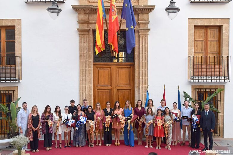 Los representantes de les Fogueres 2020, 2021 y 2022 reciben sus distintivos a pocos días de iniciar las fiestas