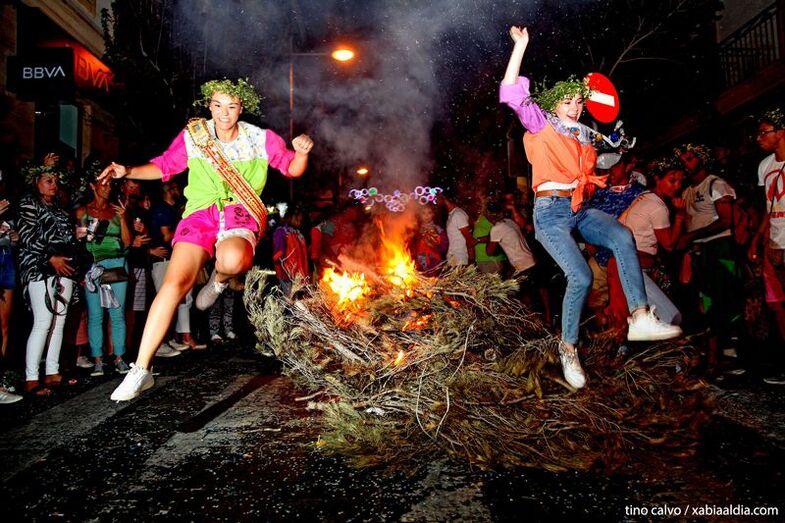 La magia dels focs de Sant Joan envuelve Xàbia