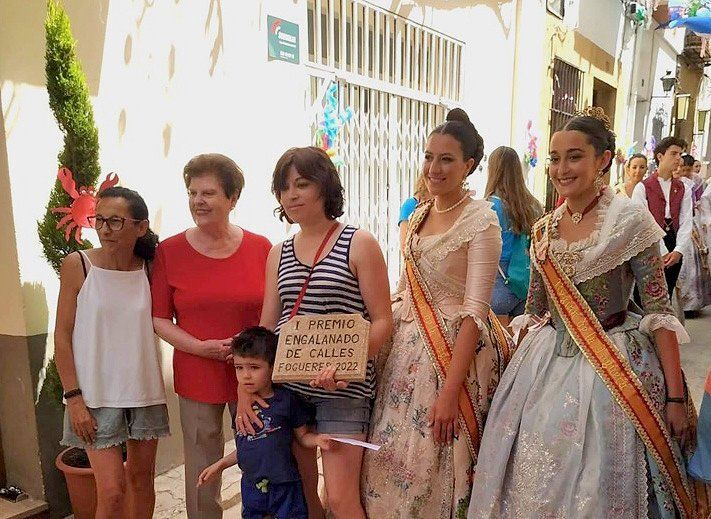 Las calles Sant Pere Màrtir y Sant Cristòfol se imponen en el concurso de calles engalandas
