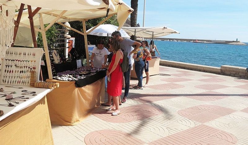 La feria de artesanía vuelve al paseo marítimo de Duanes de Mar