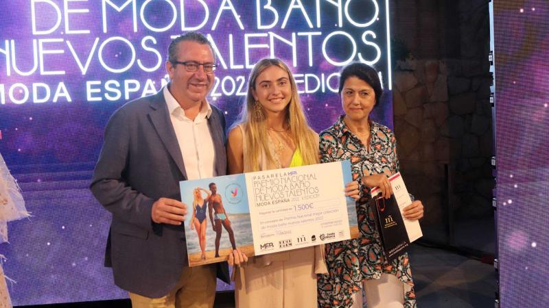 La xabiera Marina Tiscar logra el primer premio en un concurso nacional de diseño de moda de baño