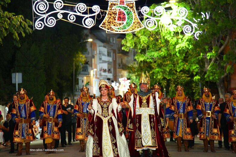 Gran desfile de gala con el boato de la filà capitana Ballesters
