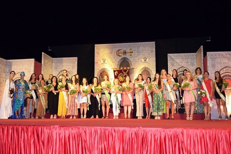 Los Moros y Cristianos de Xàbia rinden homenaje en su presentación a las abanderadas de la fiesta