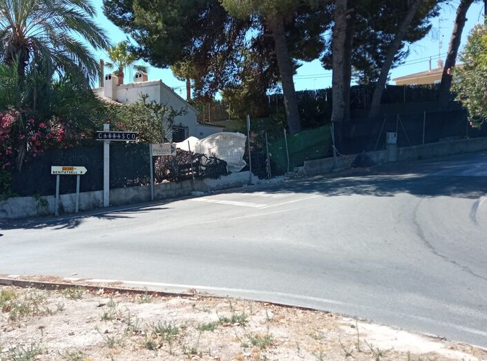 Los vecinos de la rotonda del Camí Cabanes junto al Carrasco 