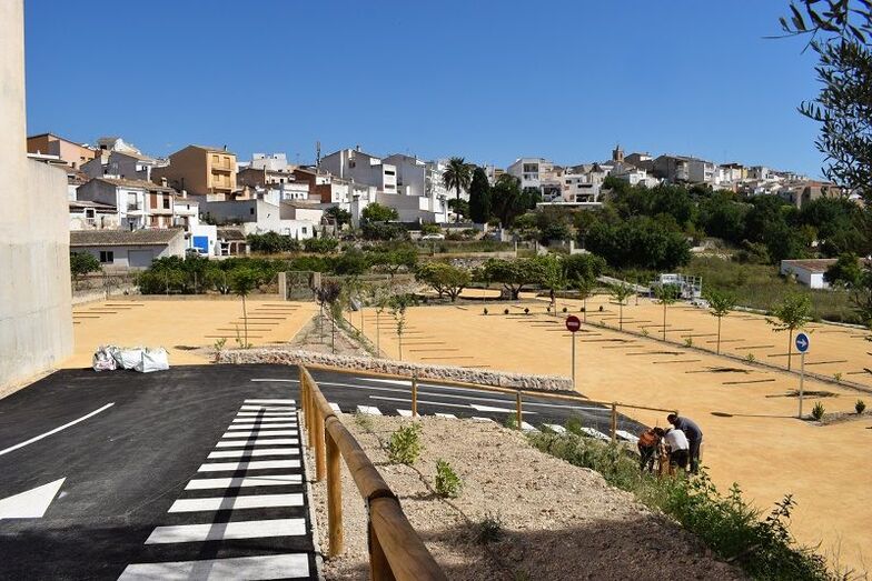 Benitatxell reabre el parking de la calle Capelletes totalmente renovado