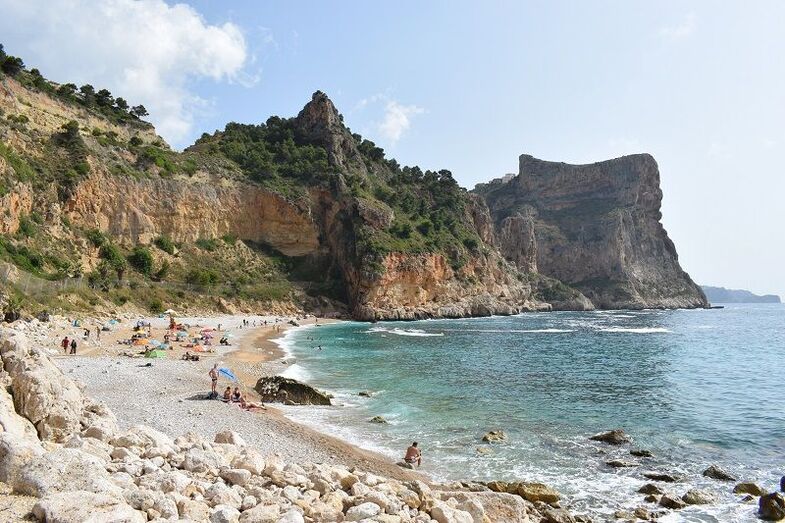 Benitatxell implementará la reserva de aparcamiento para acceder a la cala del Moraig