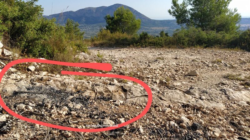 Prenden una hoguera en lo alto del Tossal Gros
