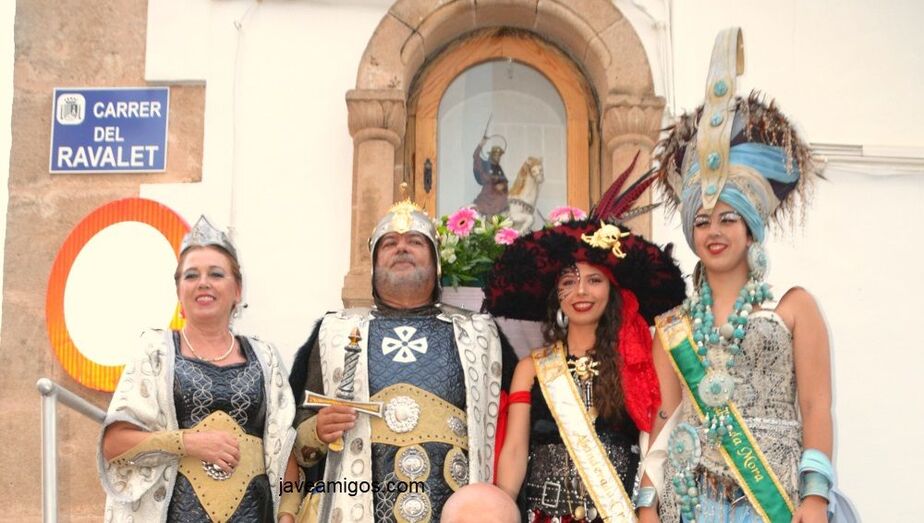 Los Moros y Cristianos visitan el Centro Histórico de Xàbia y la hornacina de Sant Jaume