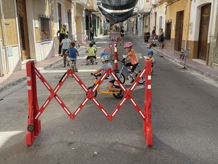 La Policía Local de Benitatxell conciencia a los más pequeños con un circuito de educación vial
