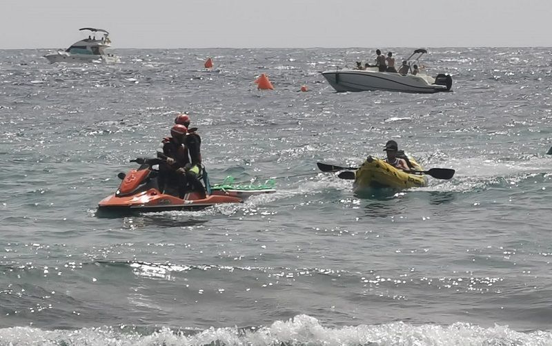 Cruz Roja rescata a dos usuarios de kayac en la zona de la Punta Plana de Xàbia