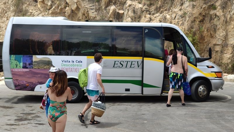 Benitatxell pone en marcha el autobús gratuito a la cala del Moraig con nuevas paradas