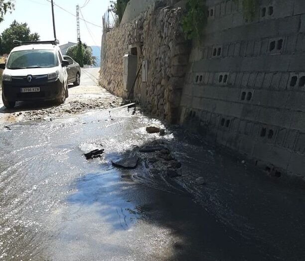 Una avería en el Camí Vell de Gata corta el agua en la zona noroeste de Xàbia