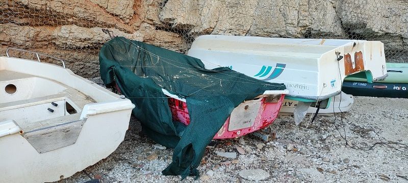 Xàbia retira las embarcaciones abandonadas desde hace años en el antiguo embarcadero de la Granadella