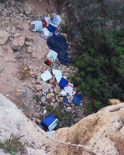 Los bañistas se olvidan de su basura y la dejan en la Cala dels Testos de Benitatxell